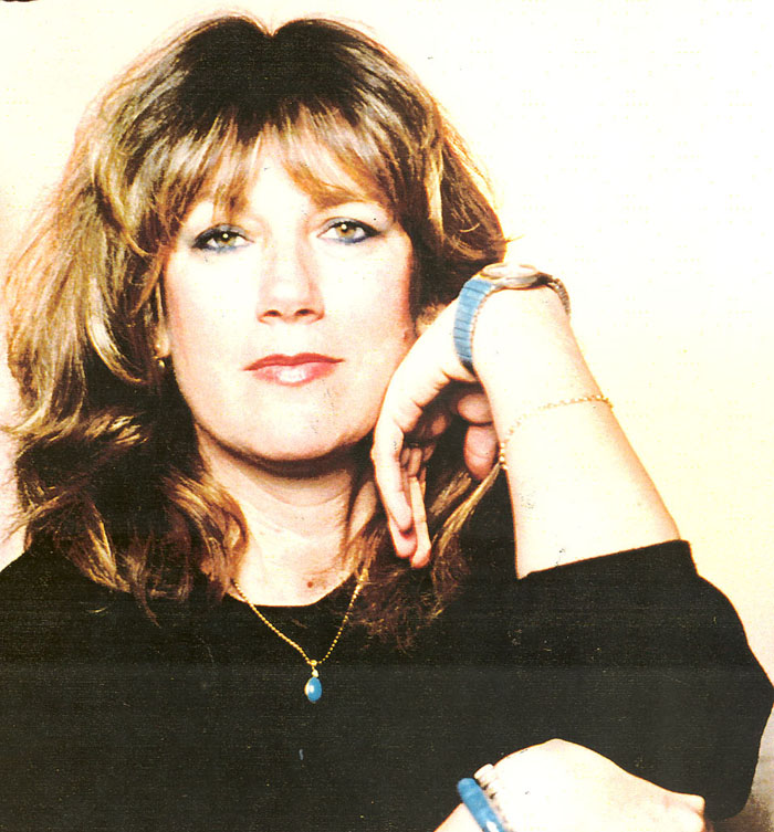 דר רות, מעצבת תאורה ותלבושות