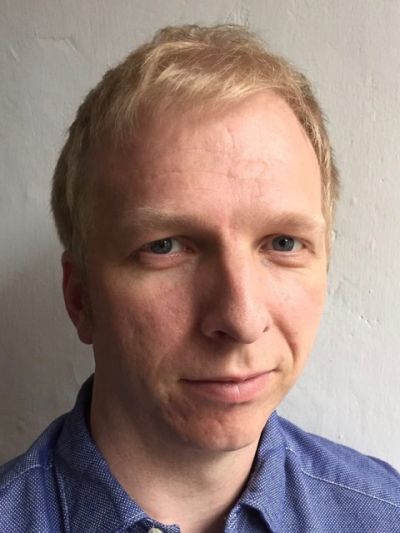 הסקינס מת'יו, מעצב תאורה